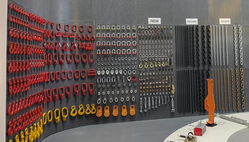 rigging assembly with lifting sling hook shackle and chain (1)